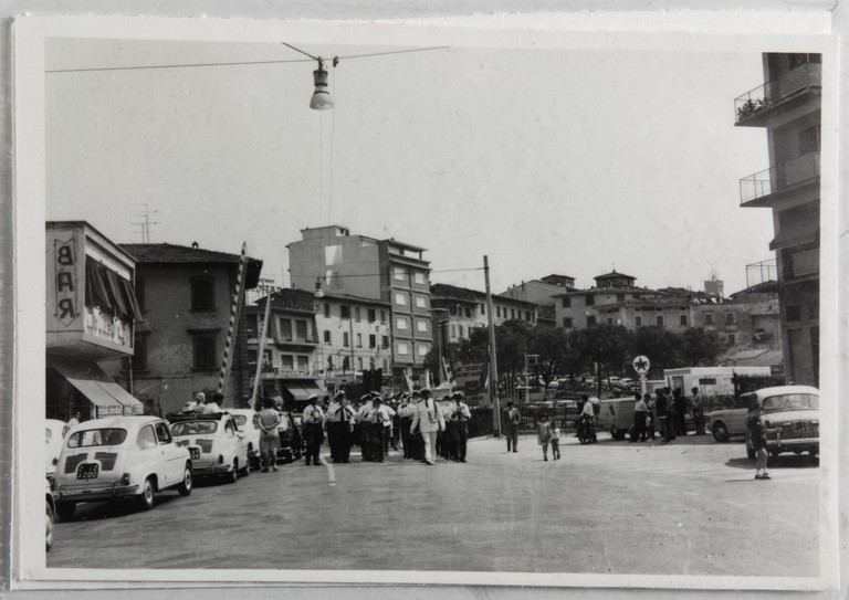 Poggibonsi, 18-19 luglio 1964, XX° anniversario della liberazione e conferimento ad Alcide Cervi della cittadinanza onoraria. Corteo lungo le vie della città